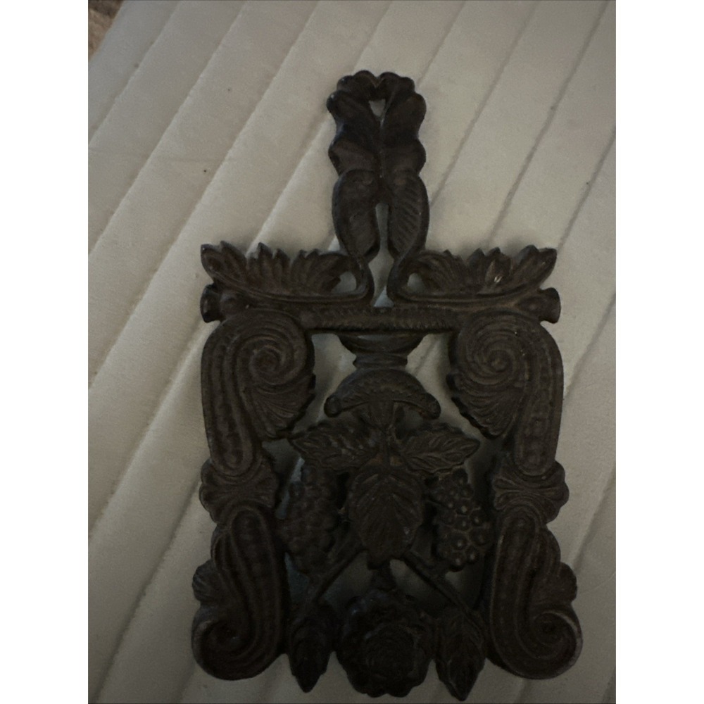 Cast Iron Trivet  Black GRAPE‎